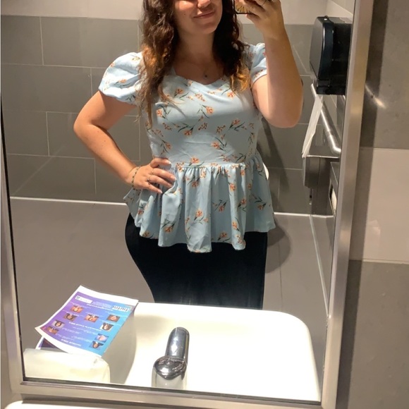 Meet your Posher, Cassandra - Picture 1 of 2